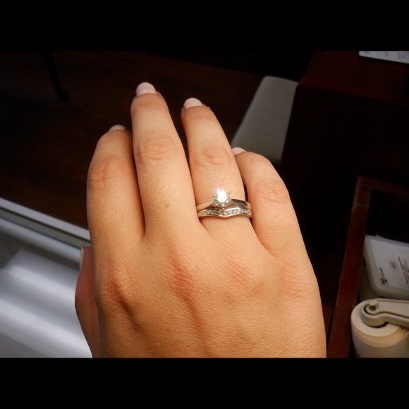 14k  white gold solitaire and wedding ring - Picture 3 of 4